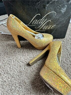 Lady Luxe Gold Glitter 5” Platform Pumps size 5.5